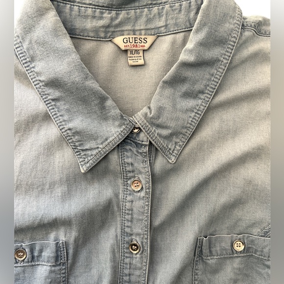GUESS SZ XL LIGHT WEIGHT PURPOSELY DISTRESSED JEAN BUTTON DOWN SHIRT EUC - Picture 2 of 10